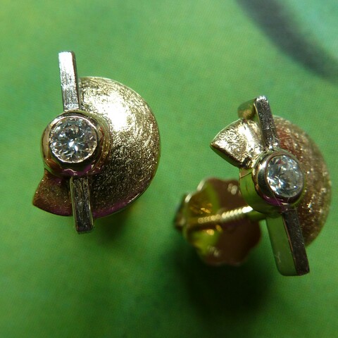 Ohrschrauben mit Kundensteinen