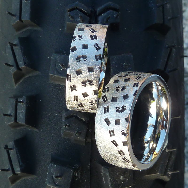Eheringe mit Struktur eines Downhill-Pneus