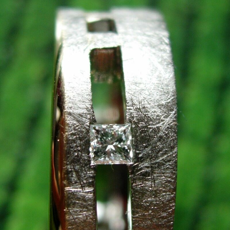 Damenring mit Diamant im Prinzessschliff