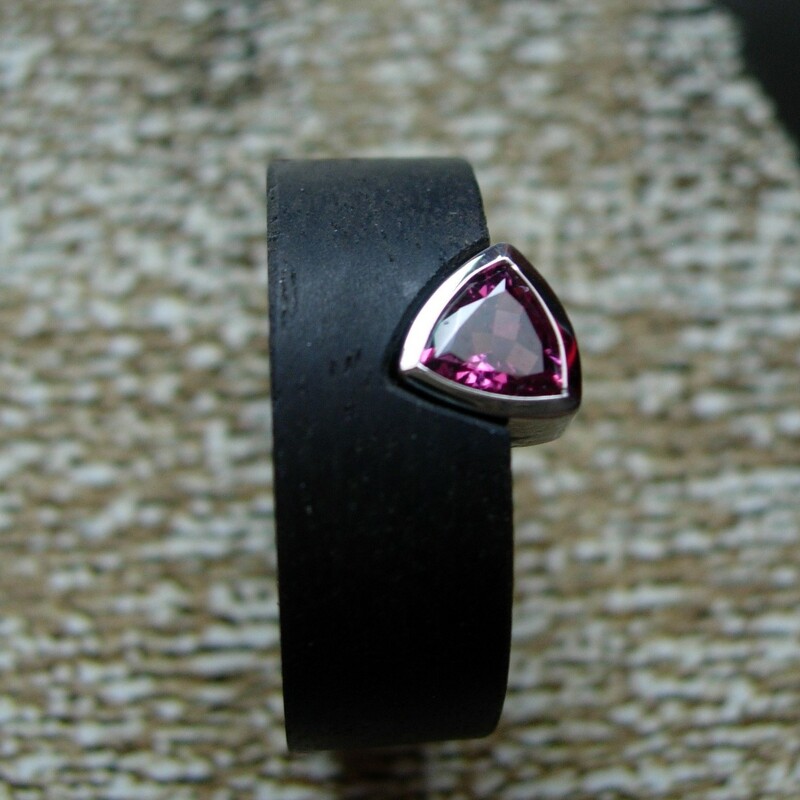 Damenring Ebenholz mit Rhodolith